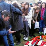 Un hombre llora ante la tumba de uno de los soldados fallecidos el domingo atropellado por un palestino en Jerusalén