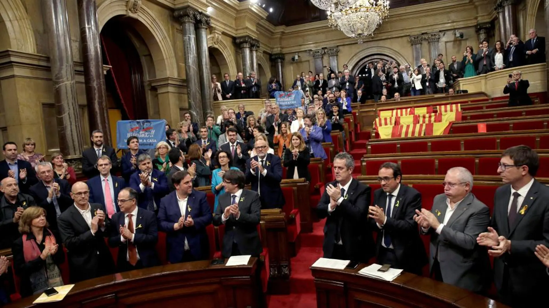 El Govern y los diputados de JxSí y la CUP, sin los diputados del PSC, PPC y Ciudadanos, aplauden tras aprobarse en el pleno del Parlament, la declaración de independencia el viernes