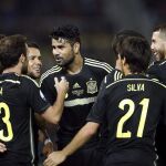 El jugador de la selección española Juan Mata recibe las felicitaciones de sus compañeros al marcar el primer gol a Macedonia