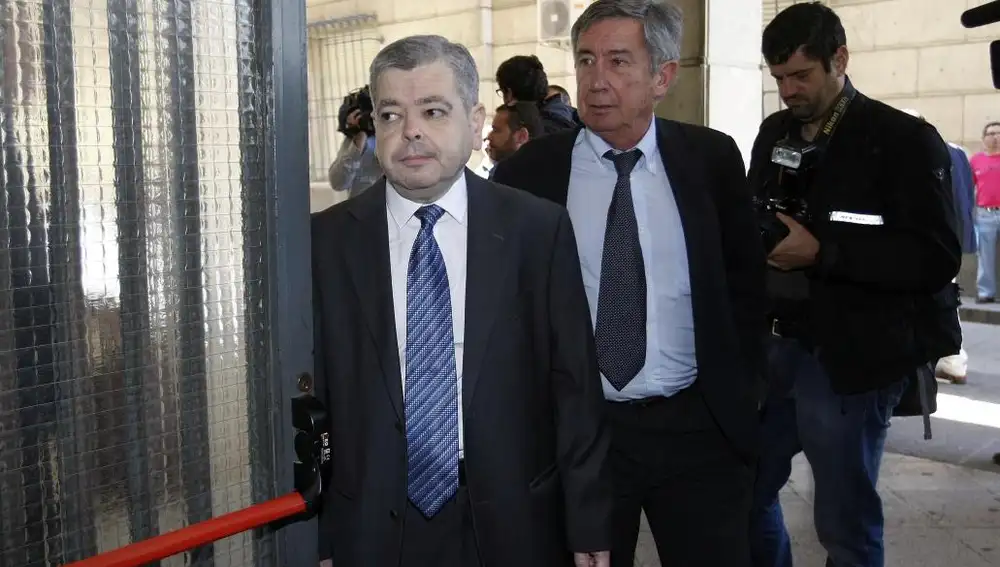 Agustín Barberá (izda.), a su entrada a los juzgados de Sevilla