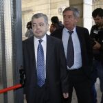 Agustín Barberá (izda.), a su entrada a los juzgados de Sevilla