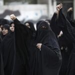 Un grupo de mujeres grita consignas durante una protesta en contra de la ejecución del clérigo chií saudí Nimr Baqir al Nimr, en Manama, Barein.