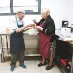 Máximo y Margarita, ambos de gran experiencia culinaria, durante una de las actividades de estimulación sensorial en la Fundación Vianorte-Laguna
