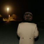 El líder norcoreano Kim Jong-un observa el lanzamiento de un misil