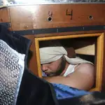 Un costalero bajo el paso de la Virgen Santa María de la Alhambra, de la Cofradía de Nuestra Señora de las Angustias Coronada, durante su procesión en Granada antes del Covid