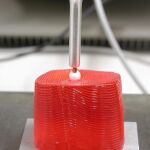 El bisturí sobre un tejido artifical
