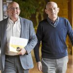 El presidente de la Diputación de Valladolid, Jesús Julio Carnero, y Antonio Piedra presentan las jornadas