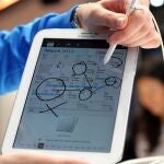 Una azafata muestra la minitableta Samsung Galaxy Note, de 8 pulgadas de pantalla