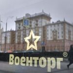 El edificio de la embajada de Estados Unidos se refleja en el escaparate de una tienda militar en Moscú (Rusia), en una imagen de archivo
