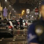 Policía en Schaerbeek en Bruselas