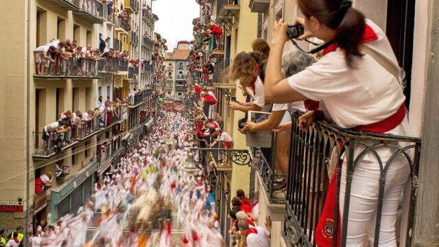 Pamplona acoge cada ma&ntilde;ana su tradicional encierro, al que acuden corredores de todo el mundo