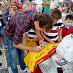 Ginés Marín firma un autógrafo en el capote de uno de los niños que asistieron a la cita