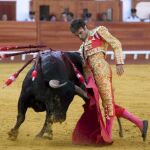 El diestro José Tomás realiza un trincherazo