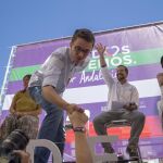Íñigo Errejón junto a la líder andaluza de la formación morada, Teresa Rodríguez, saluda a una asistente al acto electoral celebrado hoy en Sevilla