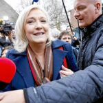 Marine Le Pen, junto a su guardaespaldas, Thierry Légier, en una imagen de archivo. Légier fue interrogado ayer por la Policía francesa por estar implicado en un caso de empleos ficticios que fueron financiados con fondos europeos y que han sido denunciados por la Eurocámara