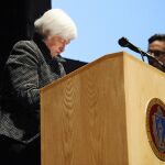 Janet Yellen hace una larga pausa durante el discurso