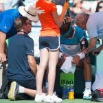 Nadal es atendido por los médicos en un descanso del tercer set de su partido