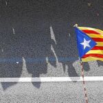Un grupo de independentistas muestra una bandera «estelada» en la movilización de la Diada del pasado 11 de septiembre en Barcelona