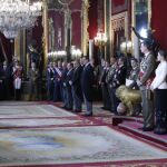 Los Reyes escuchan el discurso del ministro de Defensa, Pedro Morenés