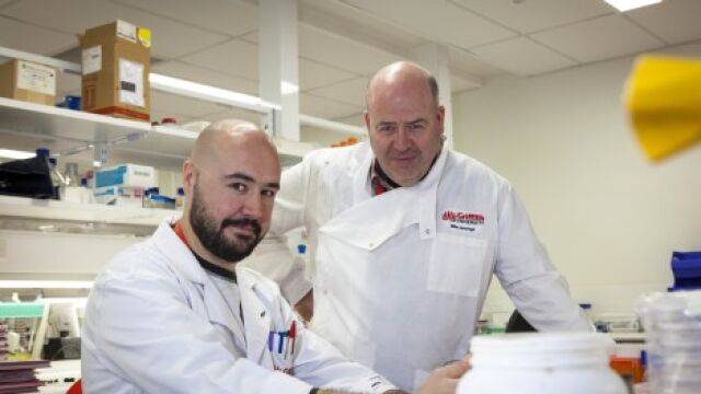 Michael Jennings, uno de los investigadores principales del estudio (derecha de la imagen)