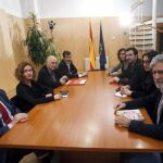Los miembros de la comisión negociadora del PSOE Jordi Sevilla (i), Meritxell Batet (2i), Rodolfo Ares (3i) y José Enrique Serrano (4i), y de IU, Adoldo Barrena (d), Sol Sánchez (2d), Alberto Garzón (3d), e Isabel Elbal (4d).