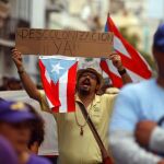 Puertorriqueños marchan hoy, domingo 1 de mayo de 2016, durante una manifestación por el Día Internacional de los Trabajadores en San Juan (Puerto Rico)