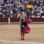 López Simón agradece al público la oreja concedida, que le abrió la Puerta Grande, después de salir de la enfermería el pasado viernes