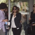 La presentadora Monica Hoyos, Ivonne Reyes y su hijo Alejandro Reyes en el entierro de David