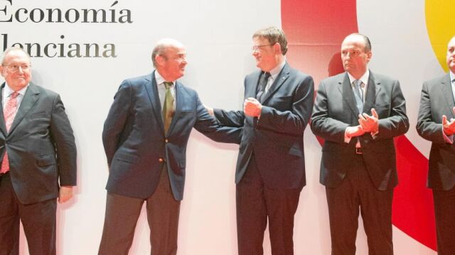 De izquierda a derecha, el presidente del Consejo de Cámaras de España, José Luis Bonet, el ministro de Economía, Luis de Guindos, el presidente de la Generalitat, Ximo Puig, el presidente de la Cámara de Comercio de Valencia, José Vicente Morata y el primer teniente alcalde, Joan Calabuig. En el acto estuvo presente también el delegado del Gobierno en la Comunitat, Juan Carlos Moragues y los consellers de Hacienda y de Economía, Vicent Soler y Rafael Climent