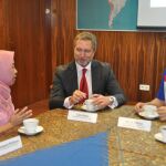 De izda a drcha: La Embajadora de Indonesia en España, Yuli Mumpuni Widarso; Luis Alsina, presidente de SOXNA Soccer Academy y Harry Widjaja, fundador y presidente de la Fundación de la Generación de Indonesia (Yayasan Generasi Indonesia) ID.GEN Futbol Social / Unión de Papua FC