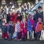 Un grupo de refugiados aguarda a subir al autobús en Wegscheid (Alemania)