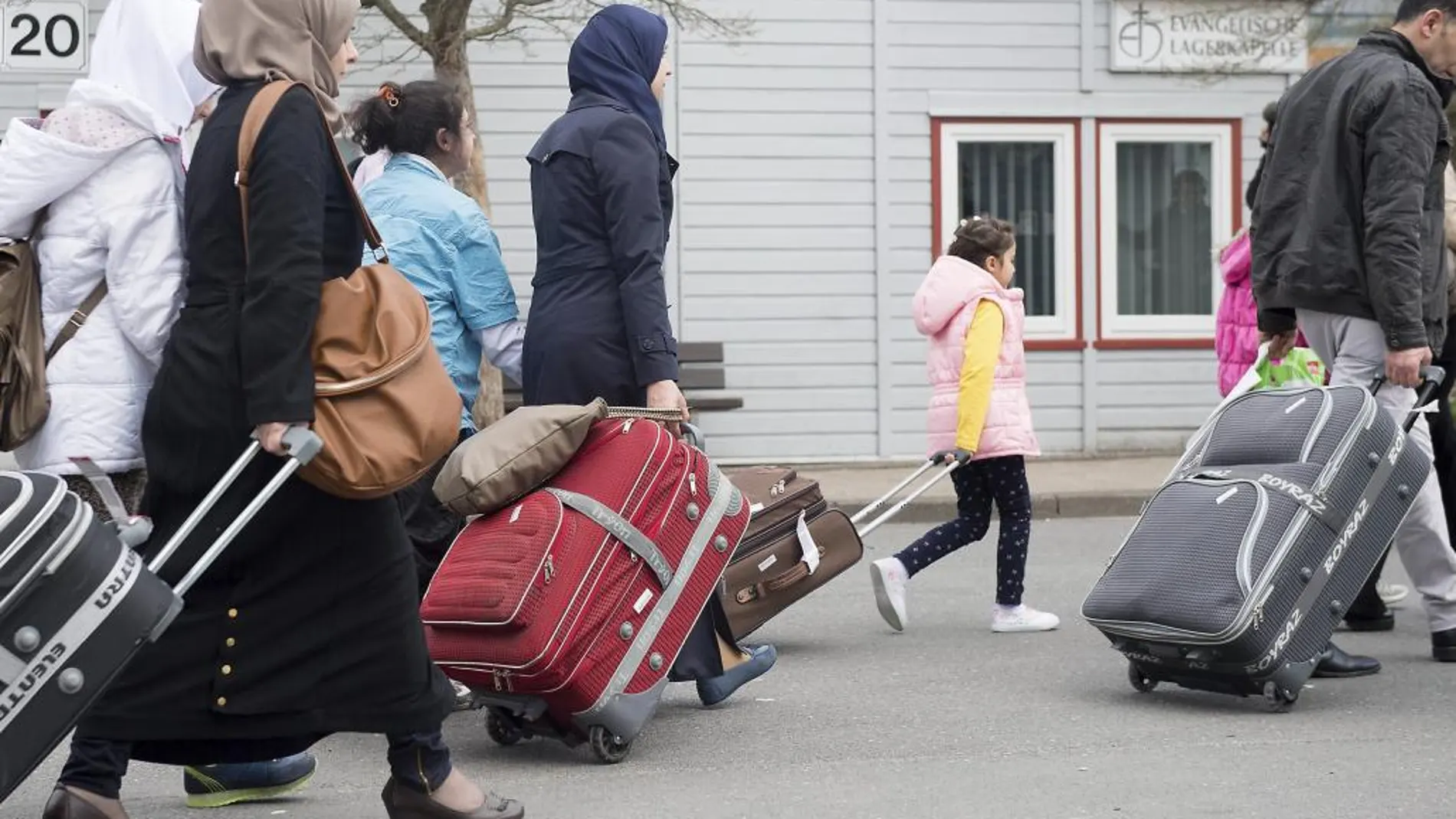 Varios refugiados sirios llegan al centro de primera acogida de la localidad de Friedland, Alemania