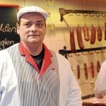 Bert Hobold posa en su carnicería de Alemania, especializada en carne de caballo: «A pesar de todo, se vende bien»
