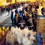 Más de 500 personas necesitadas se acercaron ayer a la calle Quart para recoger leche, zumo, conservas, fiambre y pan