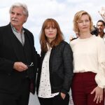 El actor Peter Simonischek, la directora Maren Ade and German y la actriz Sandra Huller posan durante el photocall de 'Toni Erdmann'