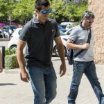 El piloto David Salom, primo del fallecido, a su llegada al tanatorio de Sant Valenti, en Palma, donde se ha abierto hoy la capilla ardiente del piloto Luis Salom
