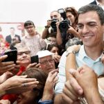 El secretario general del PSOE, Pedro Sánchez, con una simpatizante durante el acto central de campaña de los socialistas hoy en L'Hospitalet de Llobregat