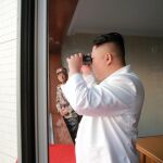 El líder norcoreano Kim Jong observa el lanzamiento