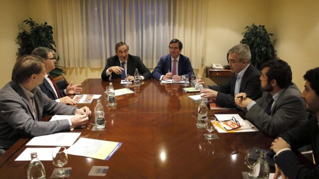 El presidente de CEOE, Juan Rosell y de CEPYME, Antonio Garamendi, durante la reunión con los responsables del área de economía de PSOE, Jordi Sevilla (2i) y de Ciudadanos.