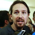 Pablo Iglesias haciendo declaraciones a la prensa