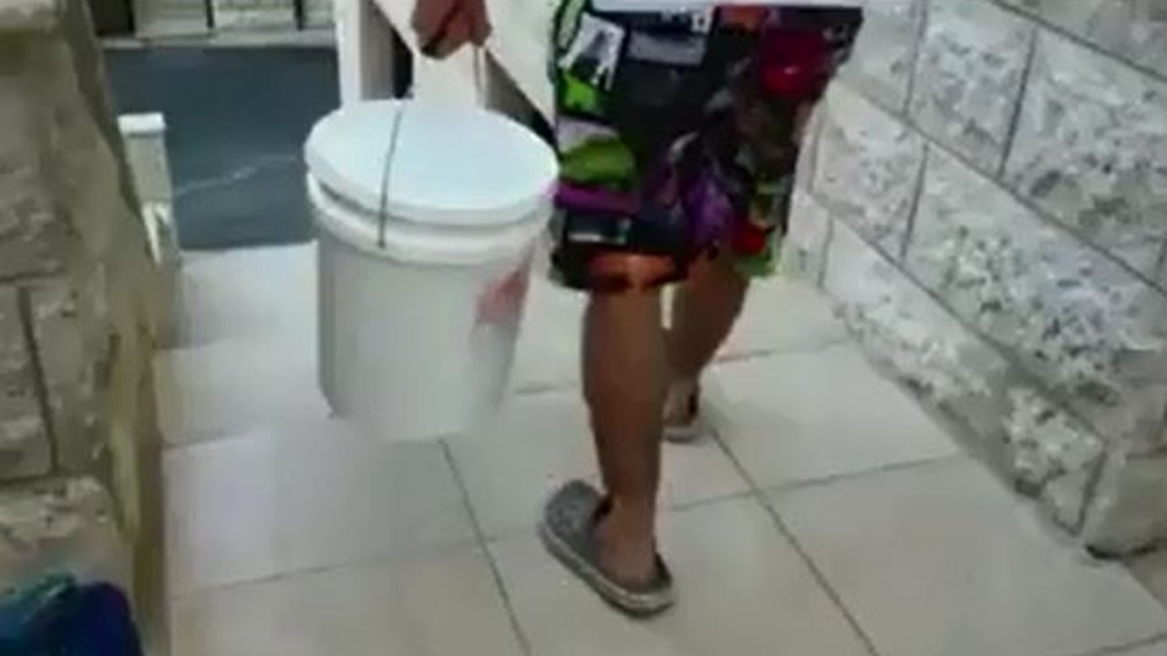 Le niegan la entrada al baño de una tienda y lo que hizo dejó a todos en shock