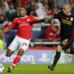 Carcela Gonzalez (I) disputa el balón con Wesley Sneijder