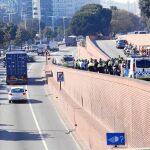 El camión robado finalmente se estampó contra la pared tras la persecución policial