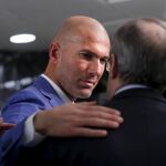 Zinedine Zidane (i) abraza al presidente del Real Madrid, Florentino Perez