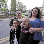Gemma Batey y su hija Ella, y Rachekl Crowcroft con su hija Ellie, estuvieron en el concierto de Manchester