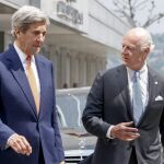 El secretario de Estado de EEUU, John Kerry (i), y el enviado especial de la ONU para Siria, Staffan de Mistura