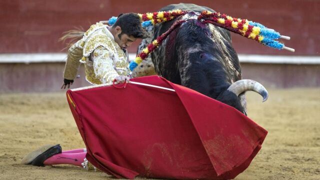 Derechazo de rodillas de Talavante en la Feria de Julio de Valencia