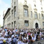 La educación concertada «abraza» la Generalitat con una cadena humana para pedir diálogo con Vicent Marzà