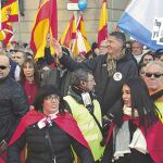 Xavier García Albiol saludando ayer a los manifestantes.