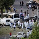 Agentes de policía y médicos inspeccionan el lugar donde ha sido perpetrado el atentado